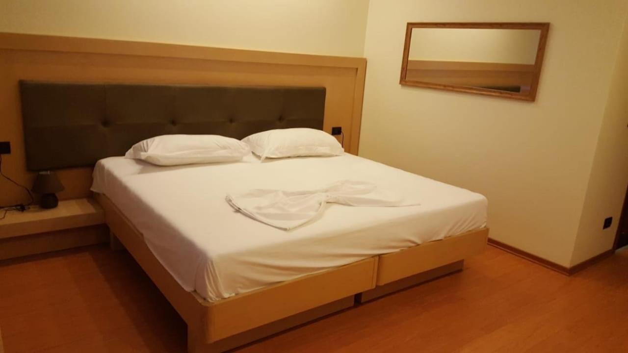 Icon Hotel Vlore Exterior photo